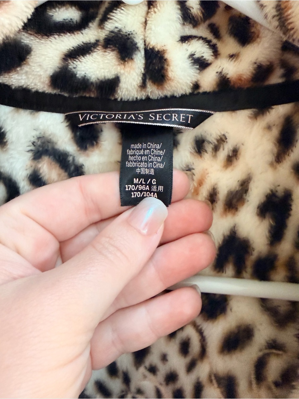 Victoria's Secret Plush Leopard-Print Robe - Cream & Black - Picture 4 of 4
